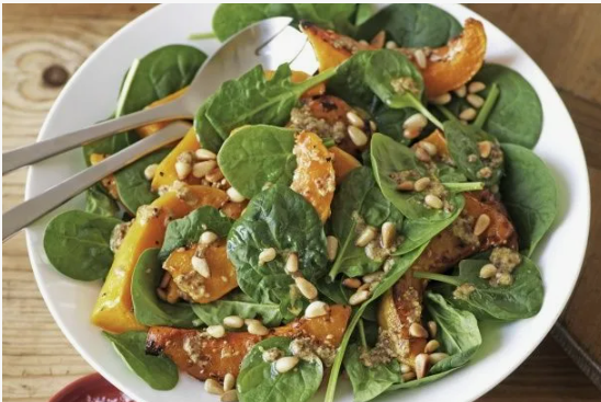 Салат украшенный кедровыми орешками. Источник фото in.pinterest.com