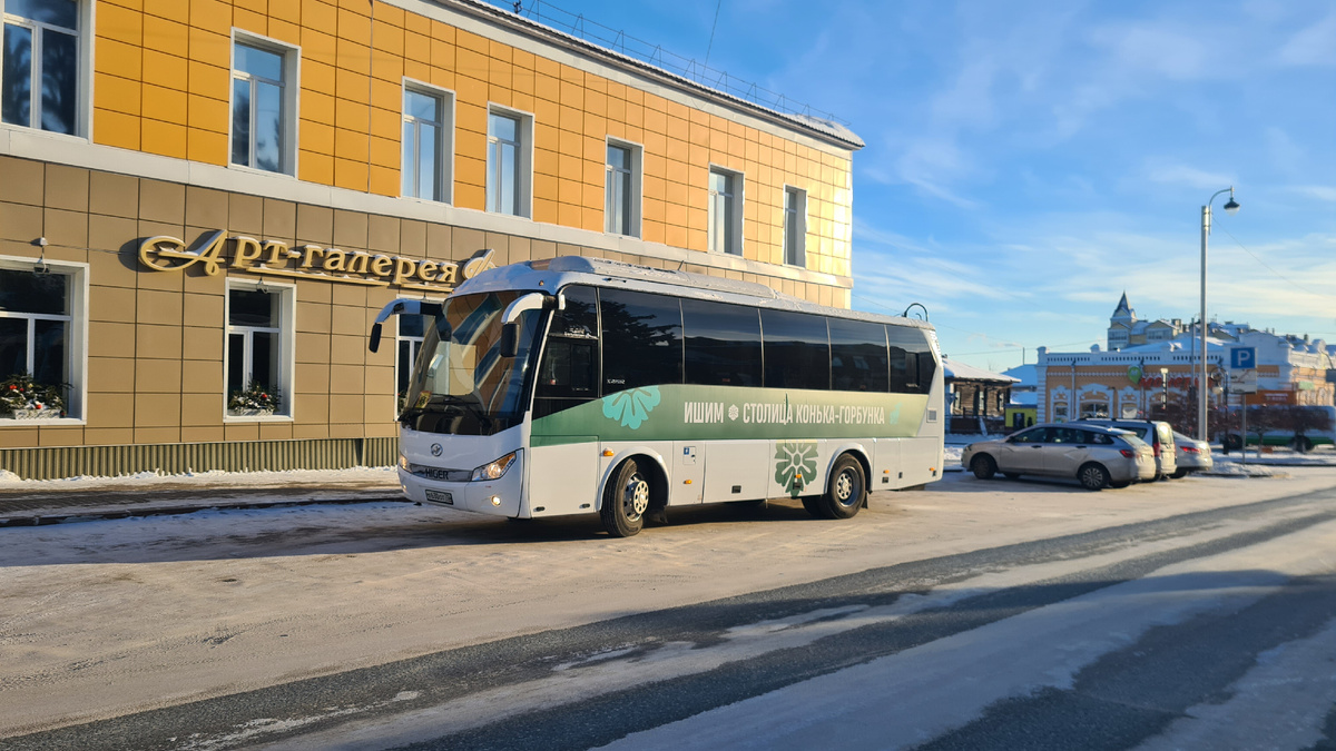 Туристический автобус ишимского музейного комплекса возле здания Арт-галереи