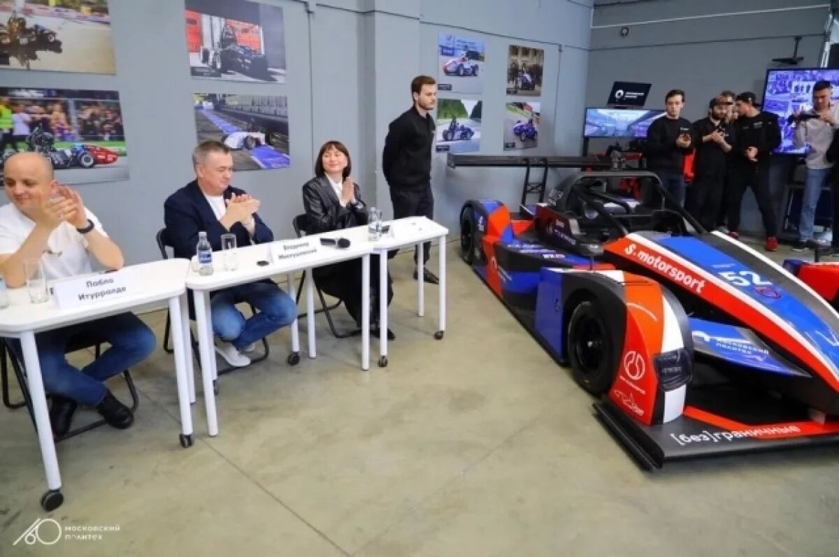    Экс-губернатор Приморья представил первый российский гибридный болид