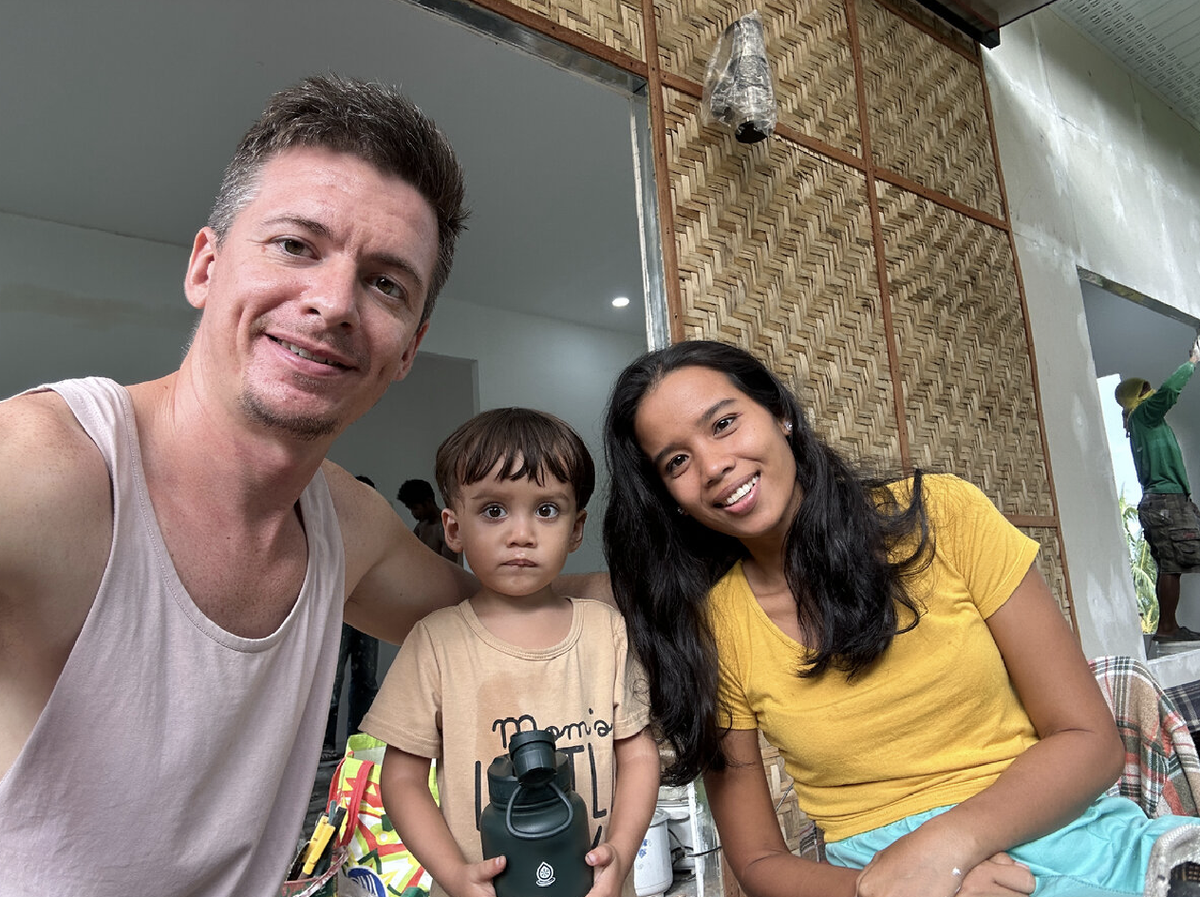 здесь мы только строим наш дом