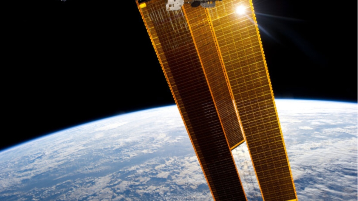 вид на золотую солнечную батарею на фоне Земли, сделанный экипажем Экспедиции 49 | Авторское право на фото Кейт Рубинс