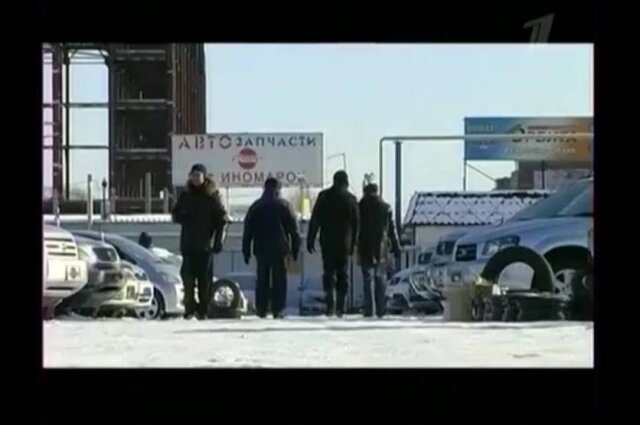    Правоохранители пришли на авторынок. Фото: Скриншот из передачи «Криминальная Россия»