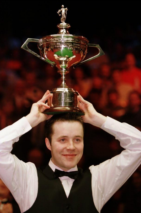 Джон Хиггинс  с трофеем чемпиона мира 1998