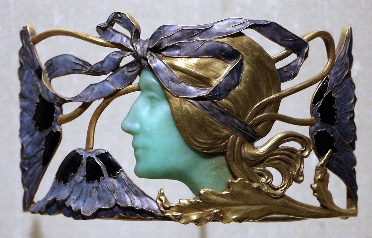 Рене Лалик, шейная пластина с женским профилем, золото, хризопраз и эмали, 1898-1900 гг.