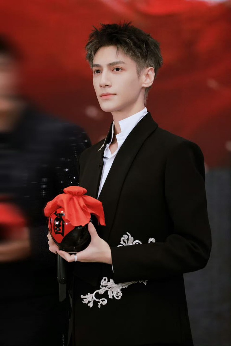 Ло Юньси на презентации дорамы "Песня водяного дракона". Листайте галерею...