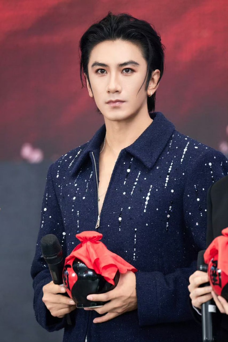 Сяо Шуньяо на презентации дорамы "Песня водяного дракона". Листайте галерею...