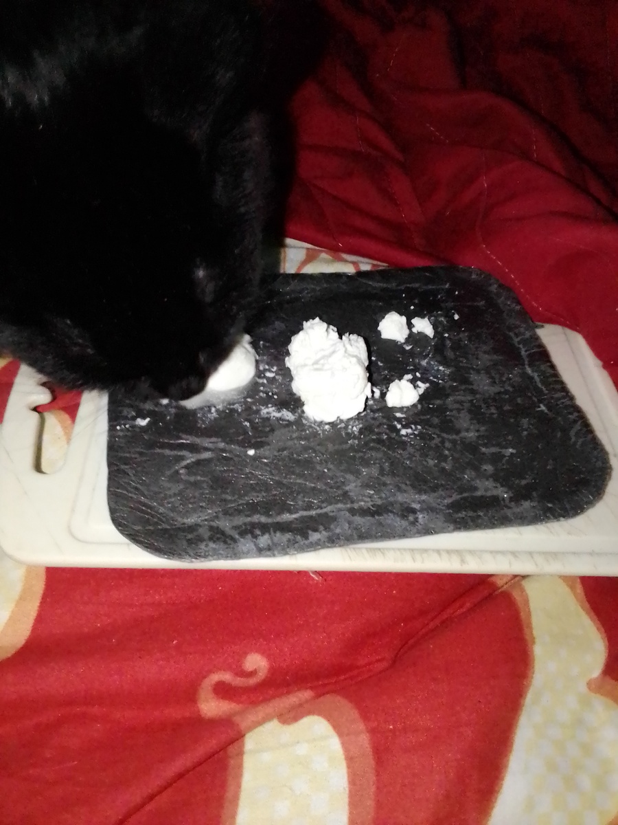 Мишка кушает.