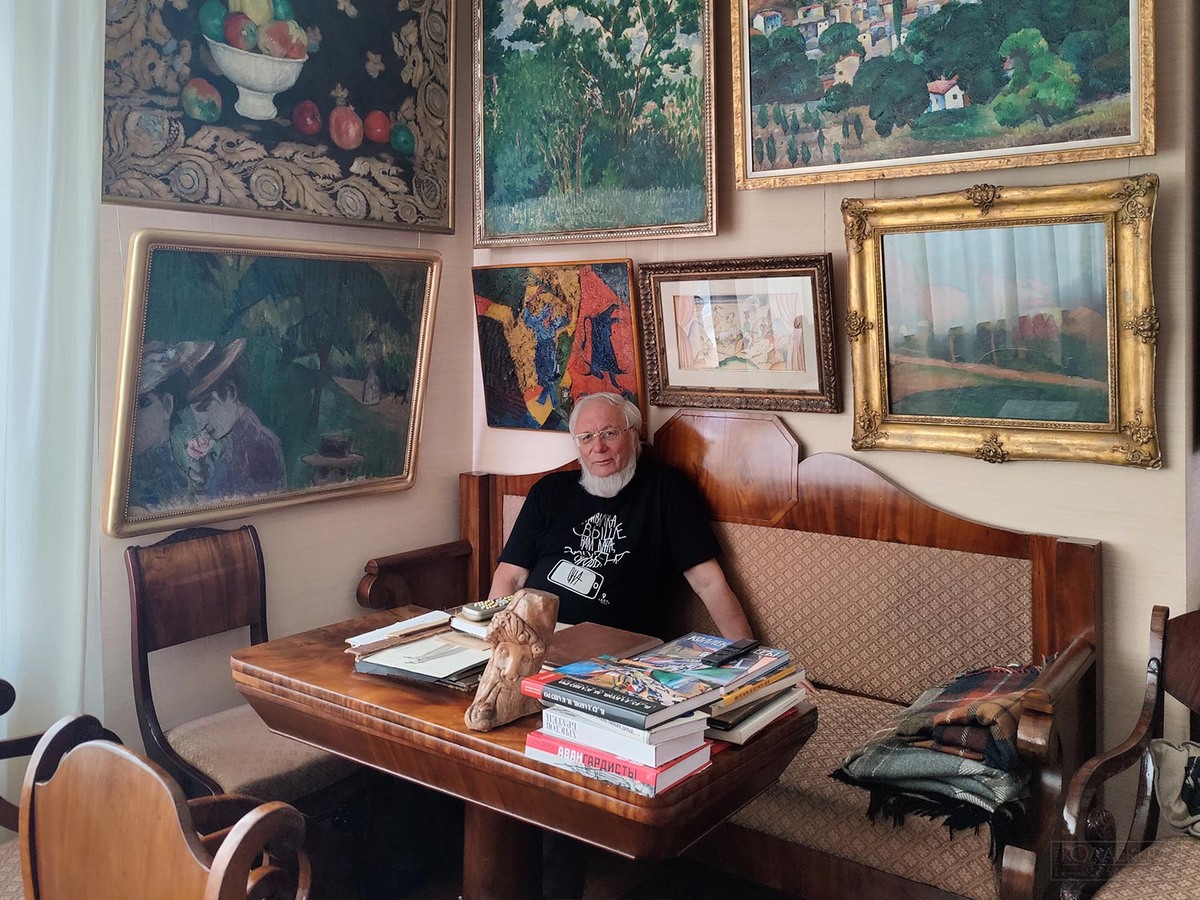 Валерий Дудаков на фоне работ из своей коллекции. Источник фото: sammlung.ru