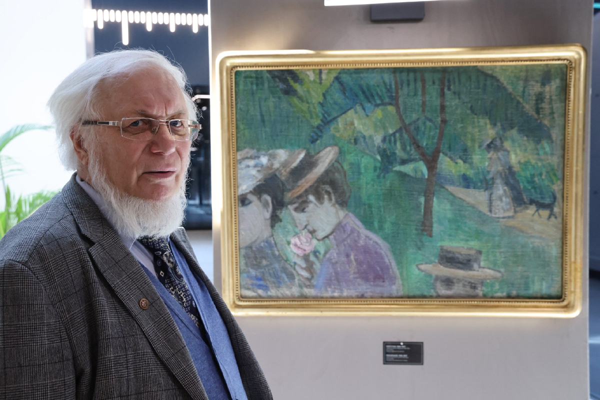 Коллекционер Валерий Дудаков рядом с работой Михаила Ларионова «Прогулка» (1908), переданной Нижегородскому художественному музею. Фото: Александр Воложанин. Источник: artmuseumnn.ru