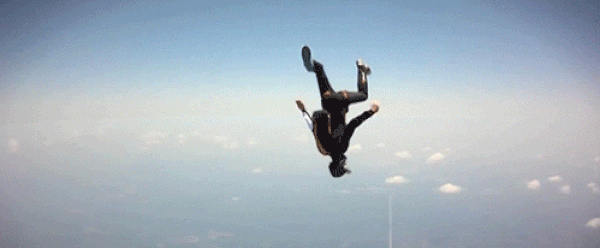 Вращательная природа гравитации наглядно проявляется во вращении падающих фигур на примере парашютиста. 