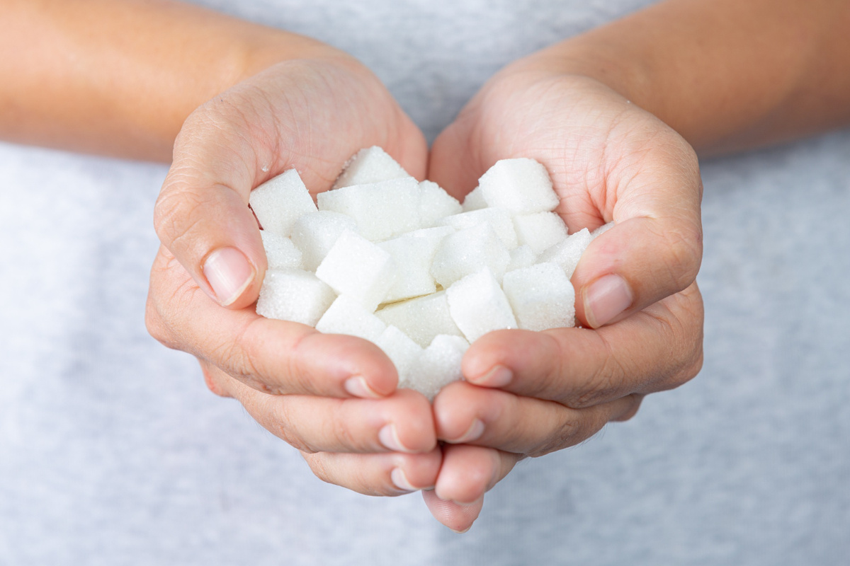 Источник: https://www.freepik.com/free-photo/world-diabetes-day-hand-holding-sugar-cubes_10401432.htm