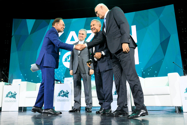    Торжественная пленарная сессия собрала самых высоких гостей мероприятия.   