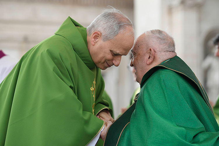    Близость Прево к предыдущему папе и схожесть их взглядов заставили поддержать его кандидатуру тех, кто не хотел резких перемен и выступал за сохранение преемственности на папском престоле.   
Фото: © IMAGO/VATICAN MEDIA / www.imago-images.de / www.globallookpress.com