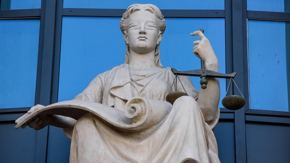    Статуя Фемиды на здании суда в Петербурге. Автор фото: Сергей Ермохин / "Деловой Петербург"