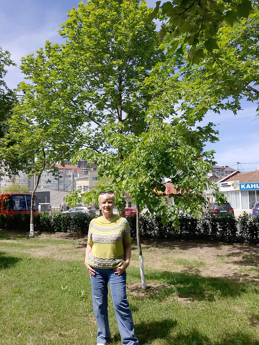 Вот она какая получилась. Было много сомнений, вязать или распустить. Вязала из остатков.