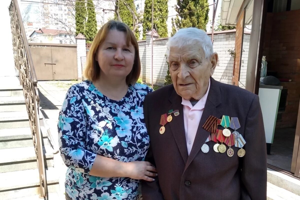    Внучка считает дедушку частицей истории.