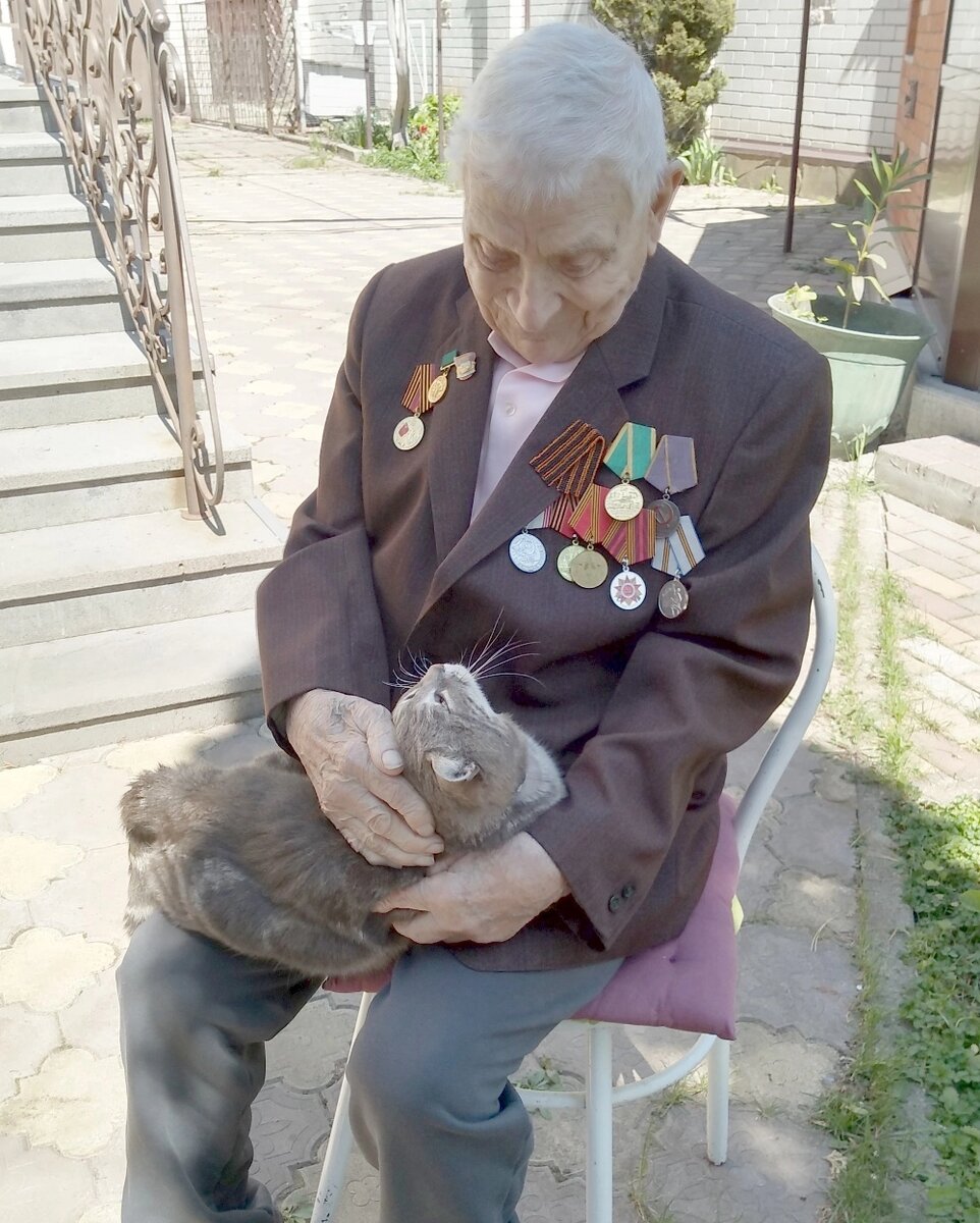    С питомцами ветерану не скучно. Фото: АиФ-Северный Кавказ/ Анатолий Берштейн