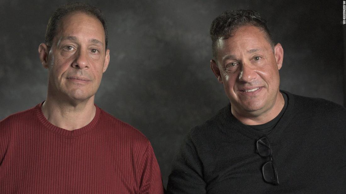 Братья Дэвид и Роберт в документальном фильме "Три одинаковых незнакомца"