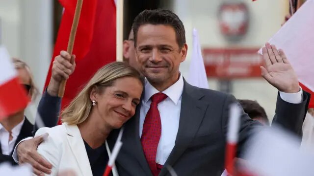 Рафал Тшасковский со своей женой Малгожатой во время митинга. Reuters.