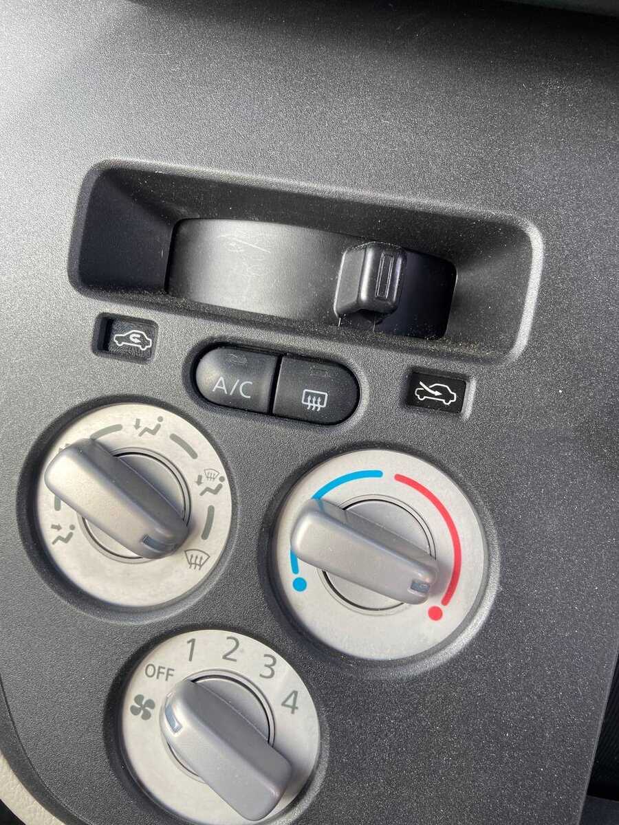 Автомобильный кондиционер — незаменимый помощник в любое время года. Летом он спасает от жары, а зимой помогает бороться с запотеванием стёкол.