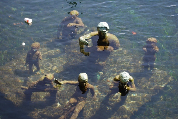 Скульптура Водяного с детьми