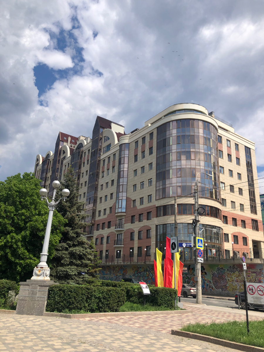 Дом с видом на набережную, тоже престижный район  