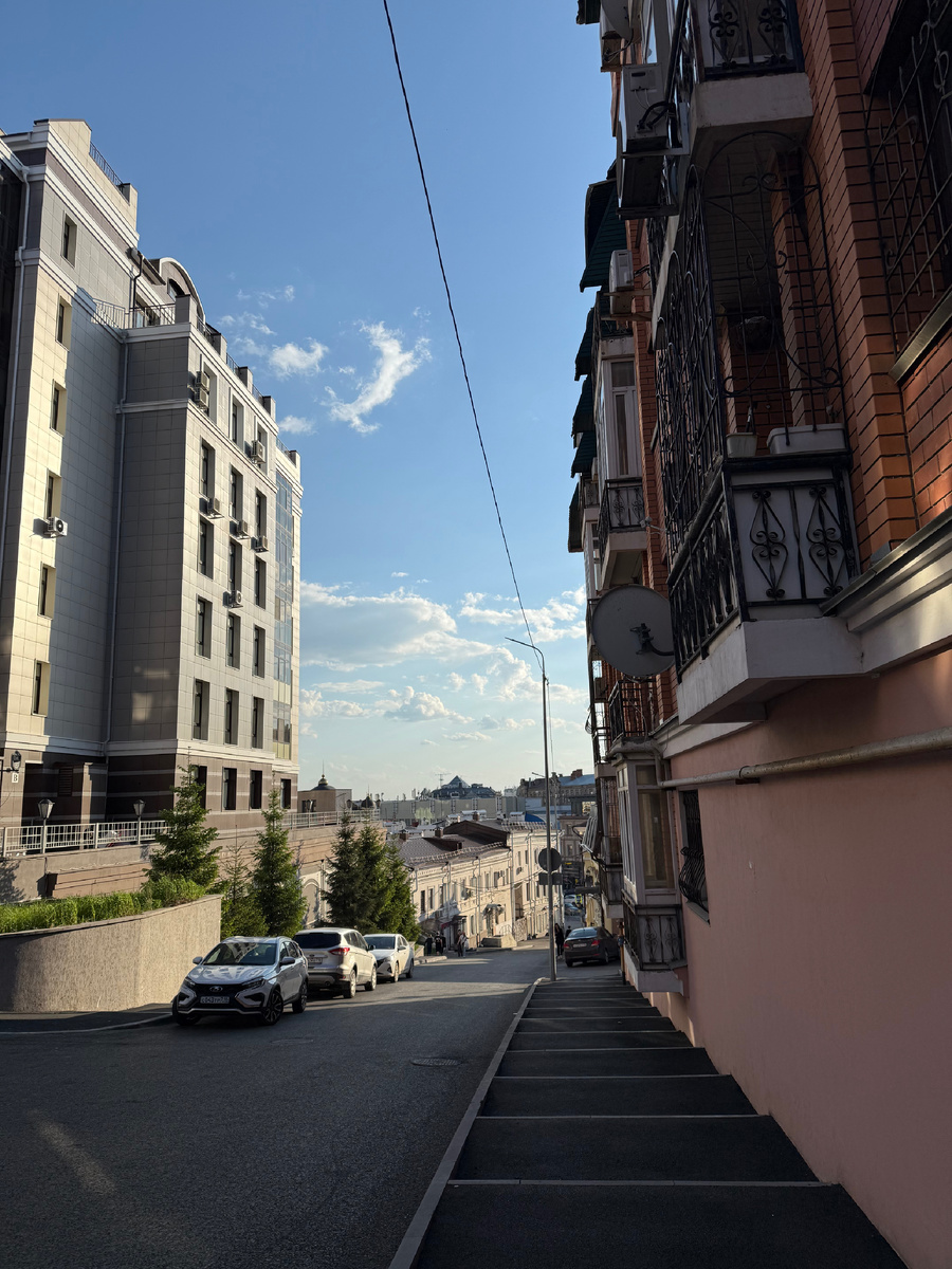 Фотография автора. Выход к Центру Казани через «горную» улицу Щапова