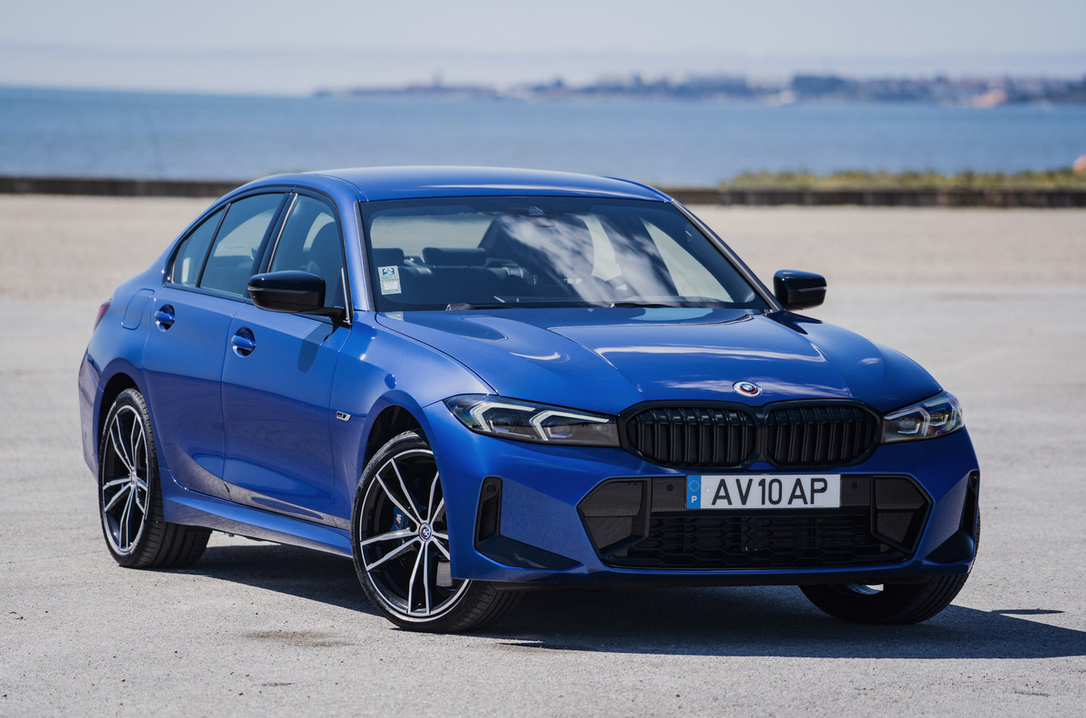    ### BMW 3 Series Самая популярная модификация (данные Topspeed): 330i/330i xDrive (2,0-литровый четырёхцилиндровый бензиновый двигатель с турбокомпрессором, 259 л.с.)   
BMW