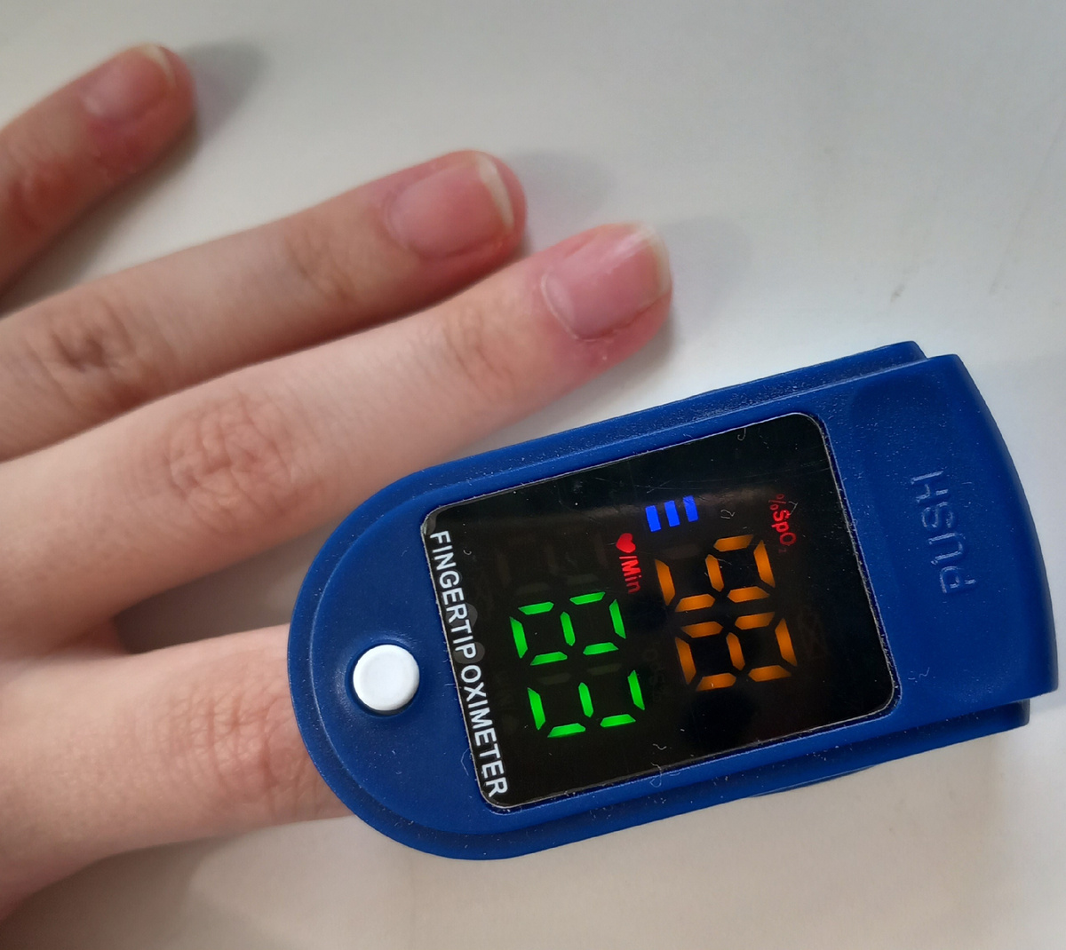 Пульсоксиметр надеваю сама - мало кто умеет им пользоваться. Я думала, COVID всех научил. 