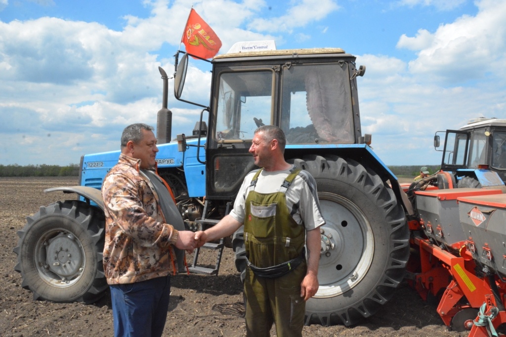  Руководитель хозяйства Евгений Бесчетнов и Алексей Малиновский . Елена Антонова