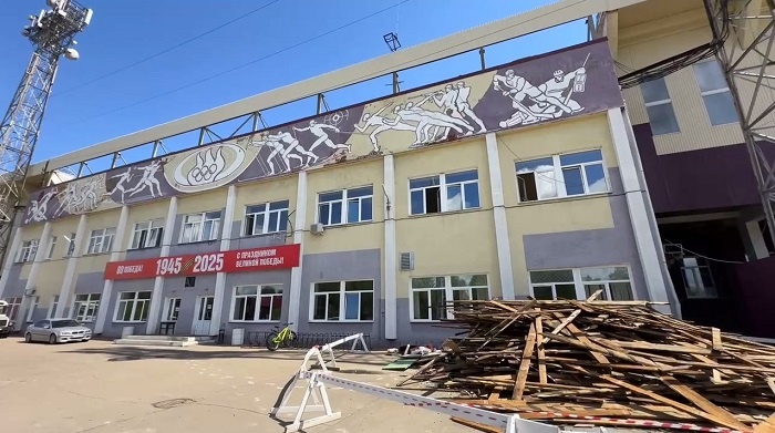 Спортивному объекту более 50 лет, по информации администрации Ангарского городского округа на стадионе ни разу не было капитального ремонта.