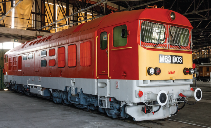 Картинки Яндекса.   Магистральный дизель-электрический поезд класса M63 M63001 в Венгерском железнодорожном музее.