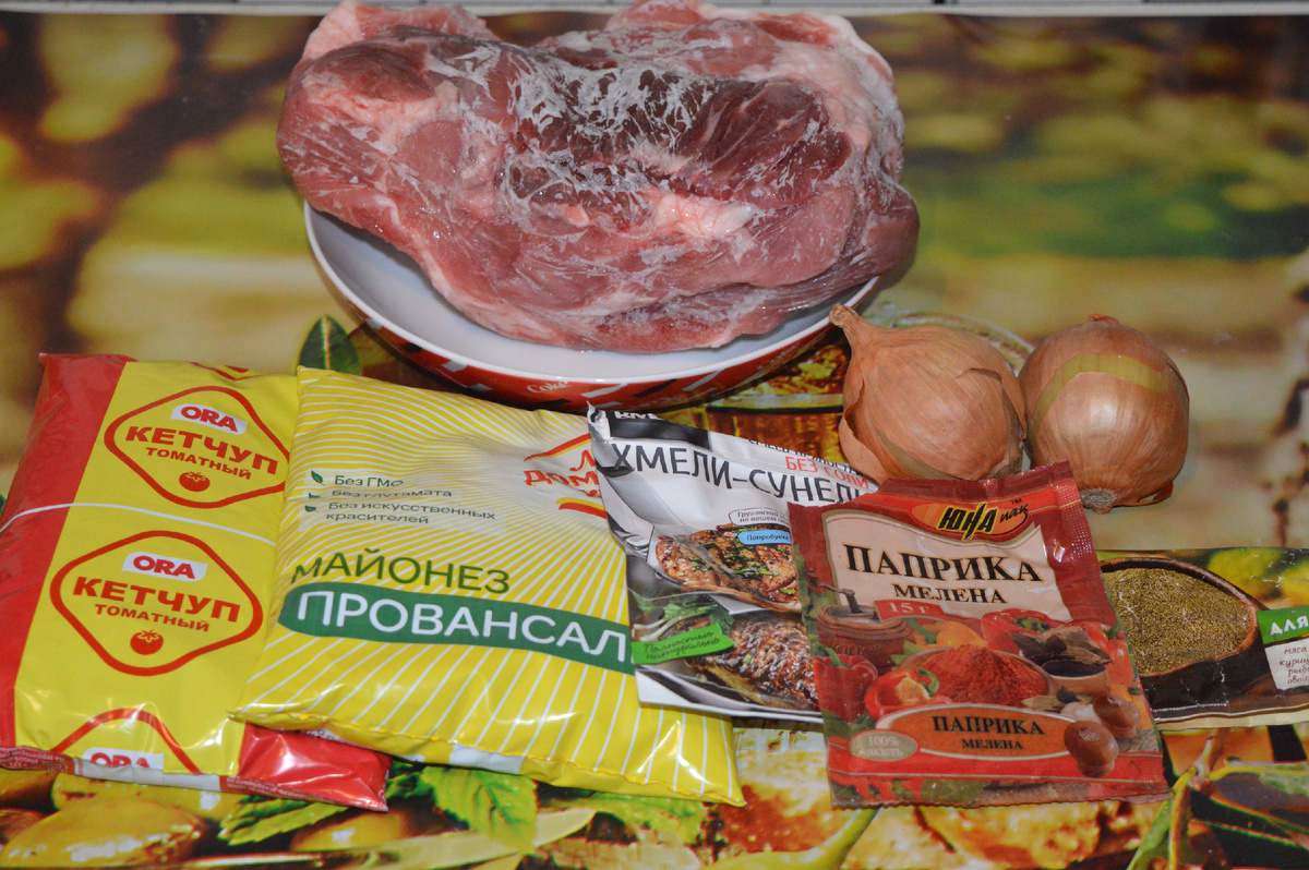 Шашлык из свинины: маринад с кетчупом и майонезом. Шаг 1. Фото: канал Три рецепта.