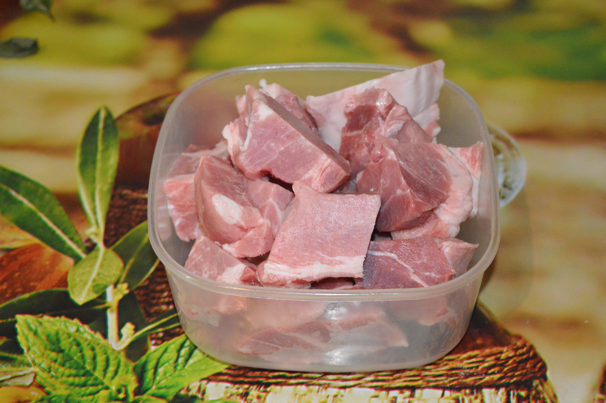 Шашлык из свинины: маринад с кетчупом и майонезом. Шаг 2. Фото: канал Три рецепта.