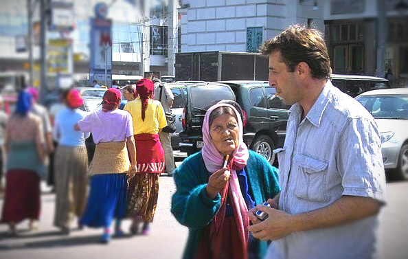 Вот и фотография есть. Цыганки работают.