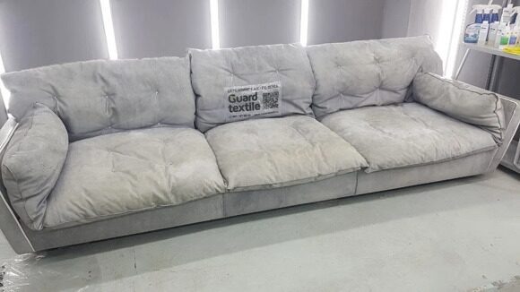 Диван с обивкой из натурального нубука