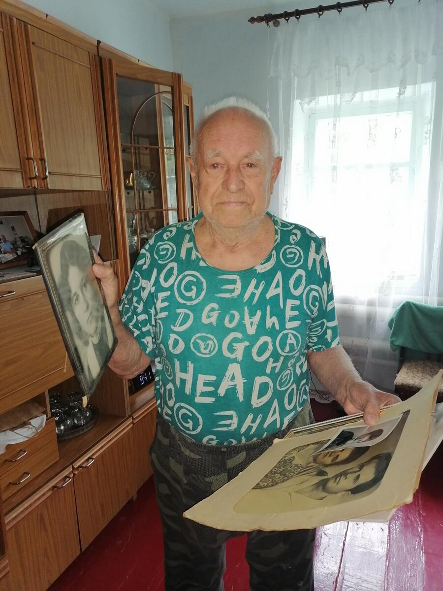    Борис Красноруцкий с увлечением рассказывал о своей семье и ее истории. Подкреплял свои слова он фотографиями, которые бережно хранятся в семейном архиве / фото Татьяны Петровой