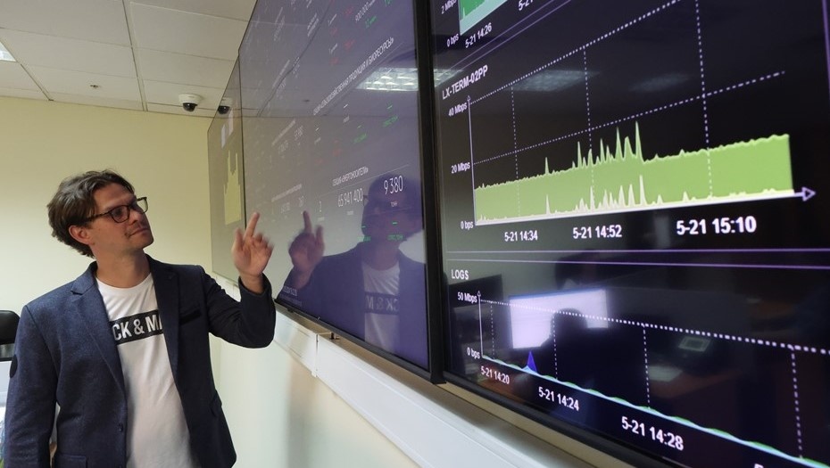    Сотрудник в здании Санкт-Петербургской международной товарно-сырьевой биржи. Автор фото: Алексей Белкин / NEWS.ru / TACC