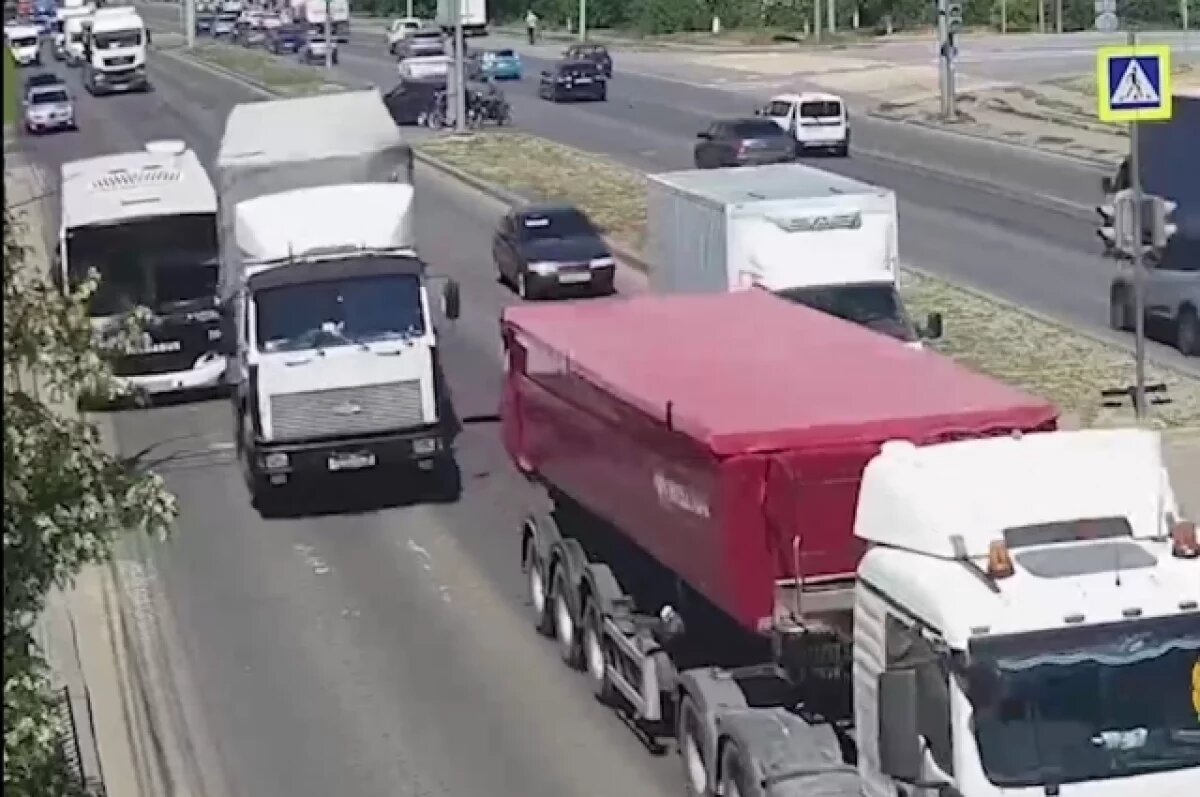    В Волгограде фура подмяла автобус с пассажирами и попала на видео