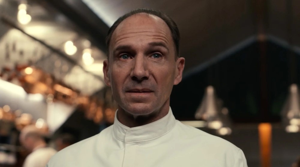     Рэйф Файнс, кадр из фильма «Меню» (2022)