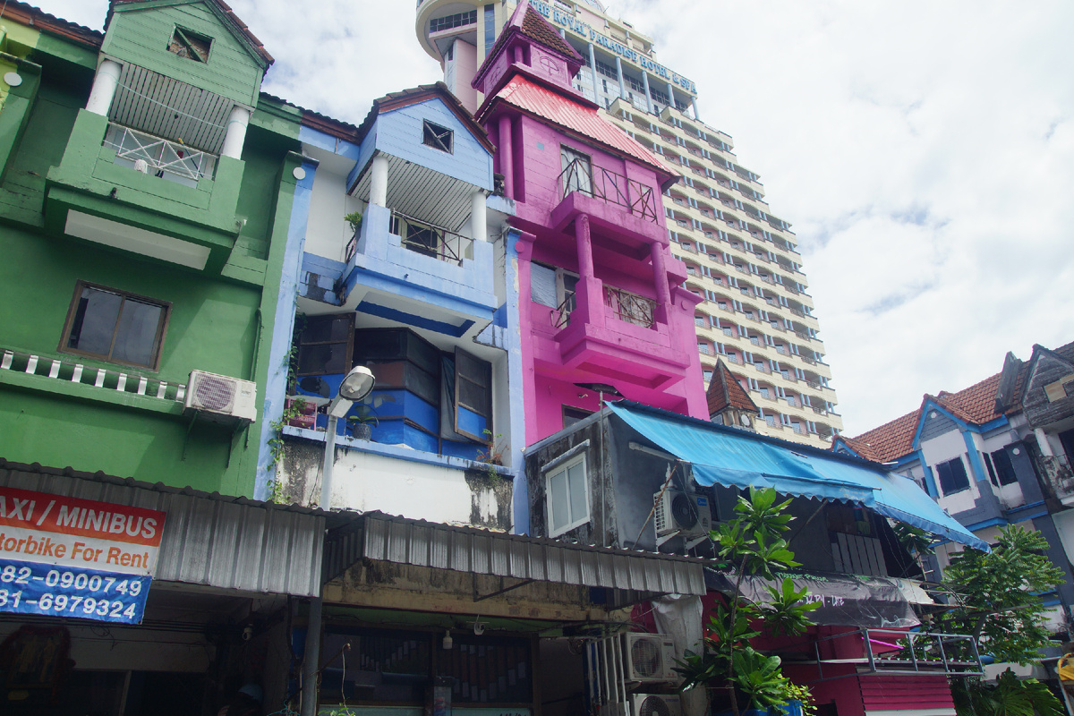 дома скворечники и отель The Royal Paradise Hotel на заднем фоне (ЛИСТАЙТЕ ГАЛЕРЕЮ)