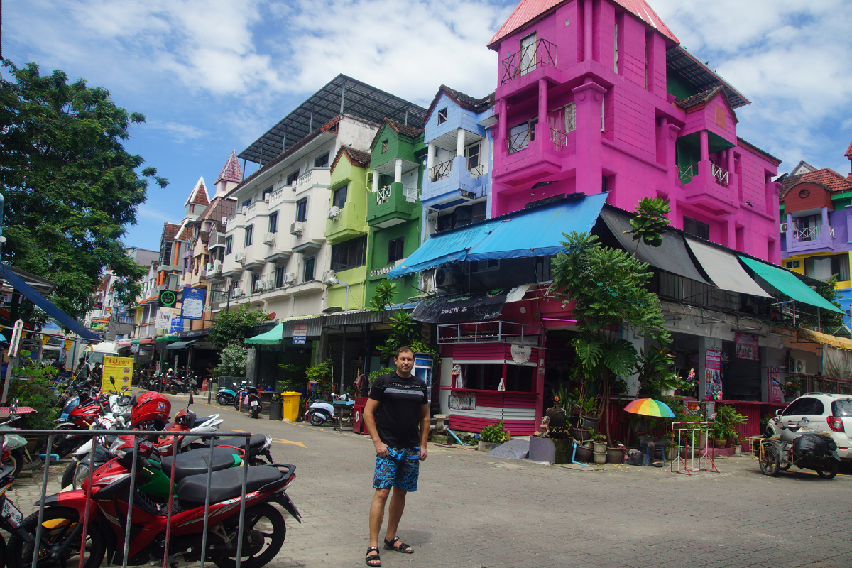 дома скворечники и отель The Royal Paradise Hotel на заднем фоне (ЛИСТАЙТЕ ГАЛЕРЕЮ)