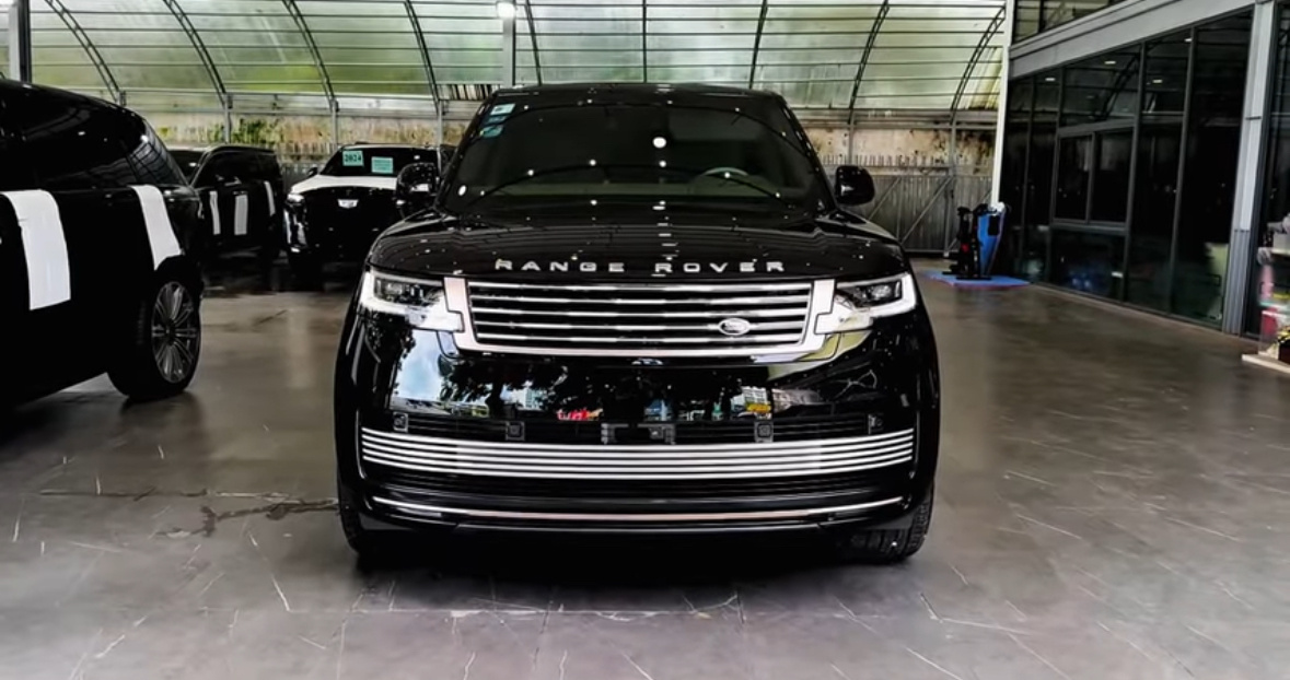 Range Rover SV 4.4L V8 Santorini Black