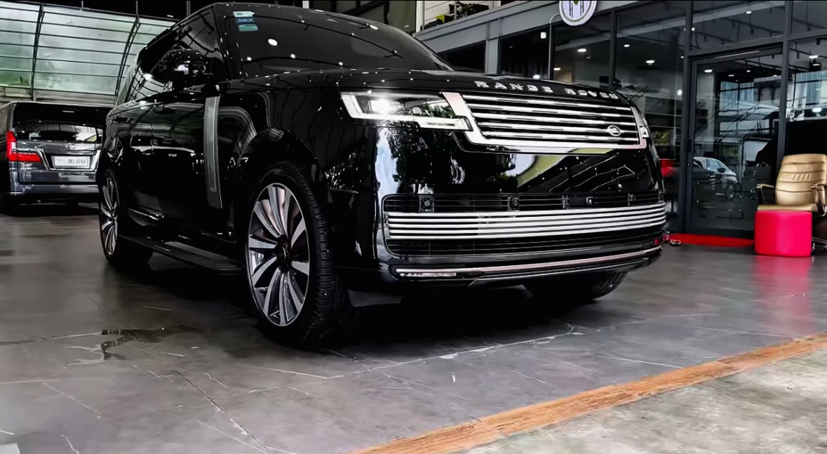 Range Rover SV 4.4L V8 Santorini Black