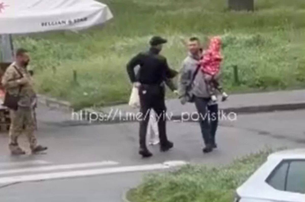    Сотрудники ТЦК в Киеве пытались мобилизовать мужчину с ребенком на руках