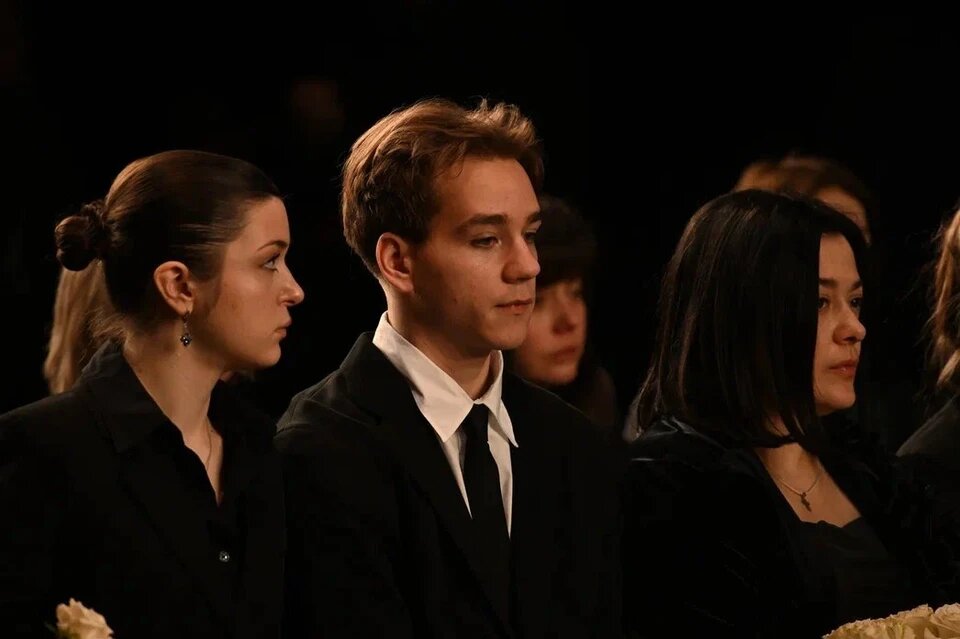 Ян Добровольский на прощании с матерью. Фото: КП