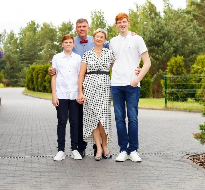    Семья Барбашинских в сборе: с папой Андреем, мамой Ириной и братом Захаром