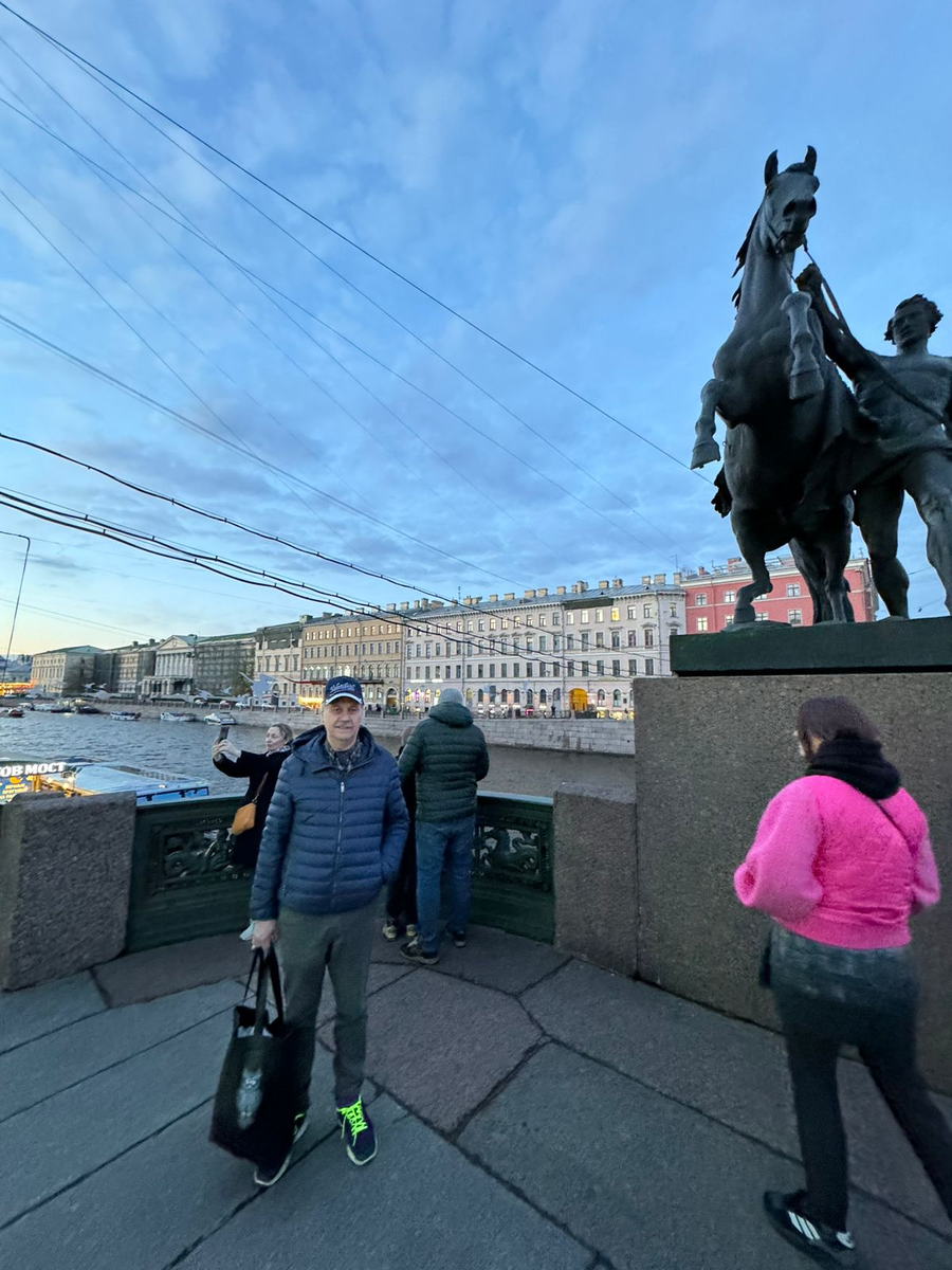 Вот и Аничков мост, где несчастных коней по приказу царя так жестоко взнуздали..Фото автора
