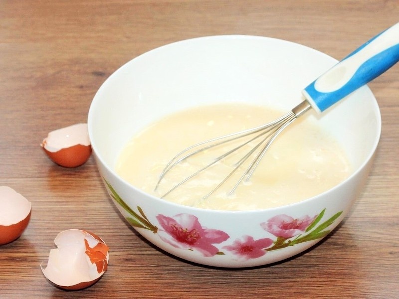 1. Взбейте куриные яйца с щепоткой соли. Добавьте молоко.
