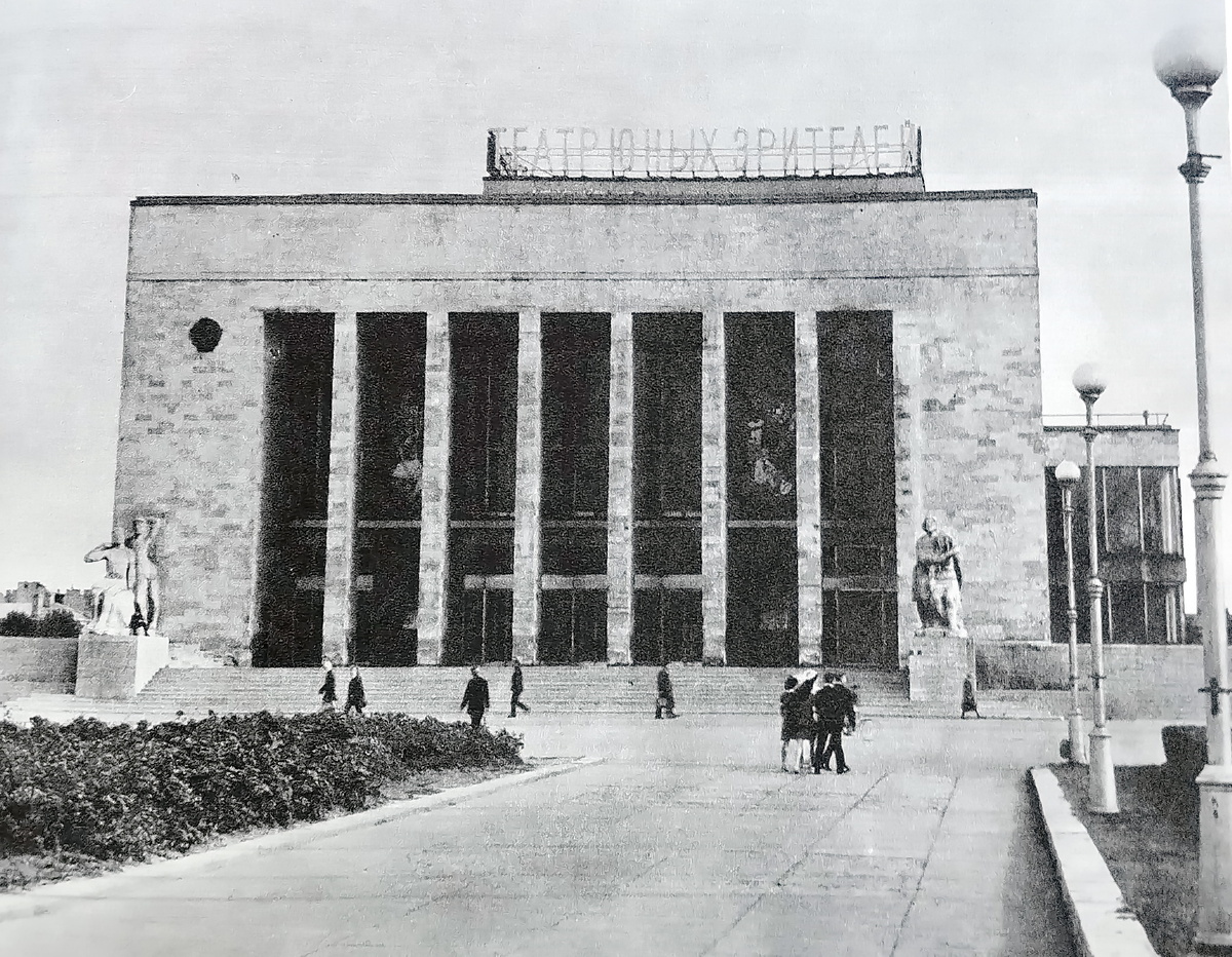 Новое здание ТЮЗа.  На площади перед ним находится Аллея Звёзд